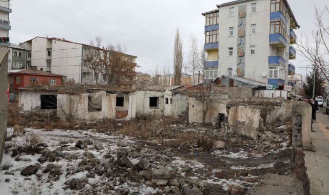 Kars'ta metruk binalar yıkılıyor