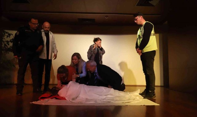 Kartal'da 'Sevda'nın Mektupları' adlı tiyatro oyunu büyük beğeni topladı