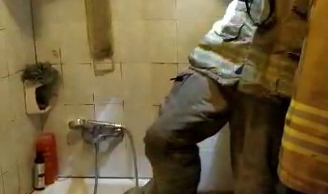 Kartal'da itfaiye ekiplerinden mahsur kalan martıyı kurtarma operasyonu