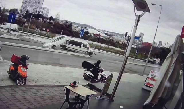 Kartal'da okul servisiyle çarpışan otomobil savrulup yan yattı