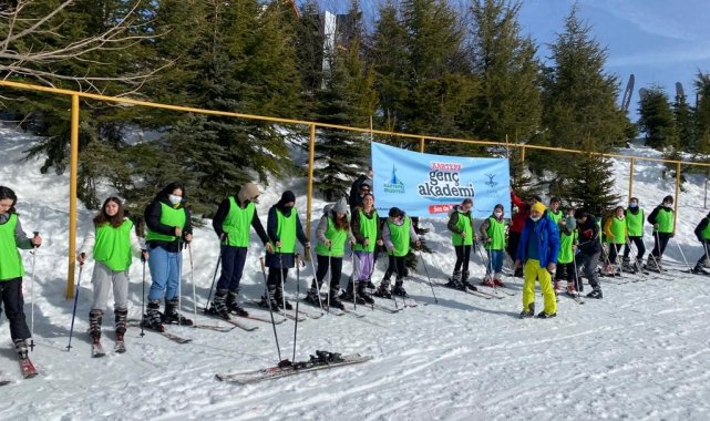 Kartepe'de gençler kayak eğitimi alıyor