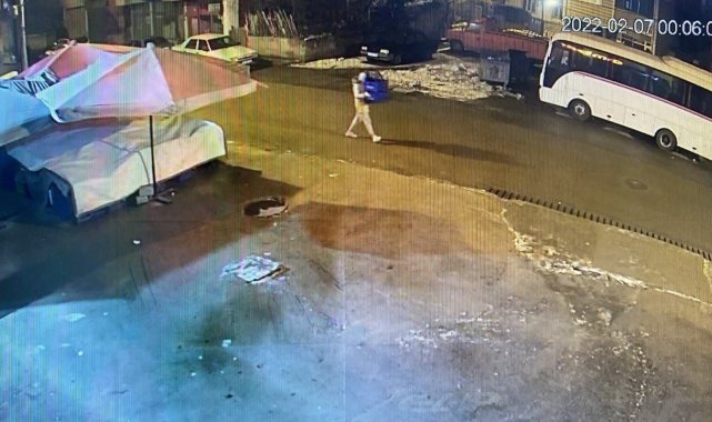 Kasa hırsızları güvenlik kamerasına yansıdı