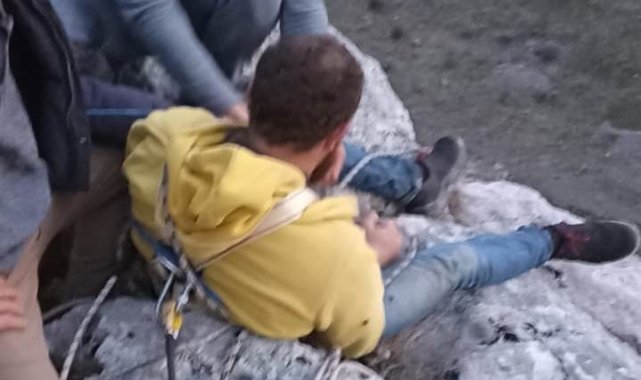 Kayalıklarla mahsur kalan genç için filim gibi operasyon