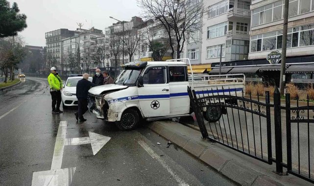 Kayganlaşan yolda kontrolden çıkan kamyonet refüje çarptı