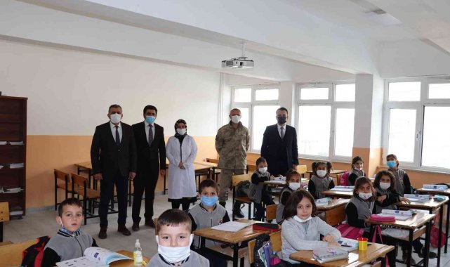 Kaymakam Çelik okullarda incelemelerde bulundu