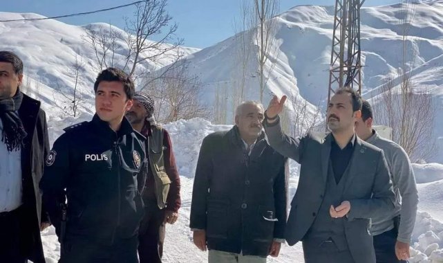 Kaymakam Kundakçı kar kalınlığının iş makinesinin boyunu aştığı yolda