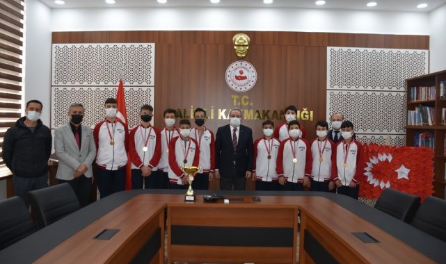 Kaymakam Sağlam, şampiyonları ağırladı