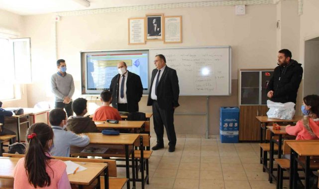 Kaymakam Ünal'dan yarıyıl tatili ardından ilk ders zili çalan okula ziyaret
