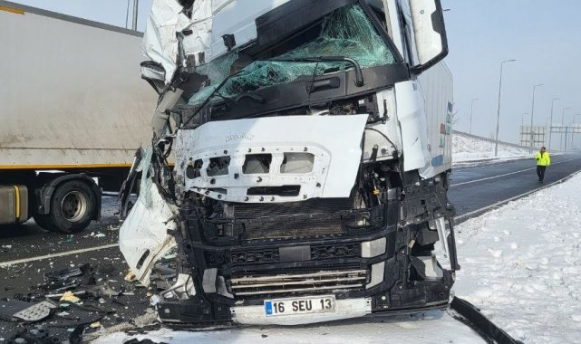 Kayseri&#039;de feci kaza, tır kağıt gibi ezildi