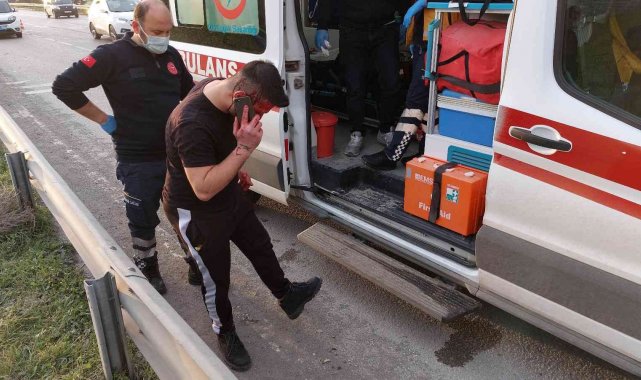 Kazada kanlar içinde kalan sürücü ayakkabısı çamurlu olduğu için ambulanstan indi