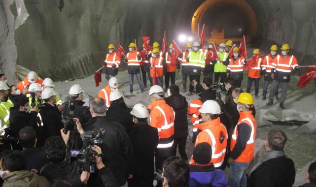 Kazdağları&#039;nda Çanakkale Ayvacık-Küçükuyu Yolu T-2 Tüneli&#039;nde ışık göründü