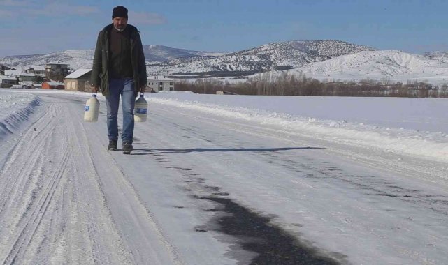 Kelkit&#039;teki kahvehanelerde kış mevsiminde çaydan çok sıcak süt satılıyor