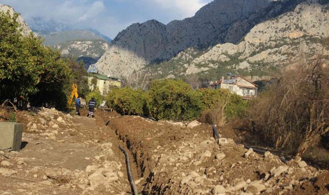 Kemer Kuzdere'de içme suyu hattı çalışması