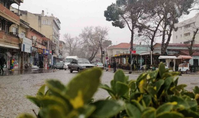 Kepsut ve Sındırgı'da kar yağışı başladı