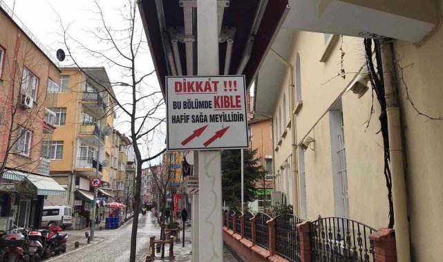 Kıblede yaşanan sapmaya tabelalı uyarı
