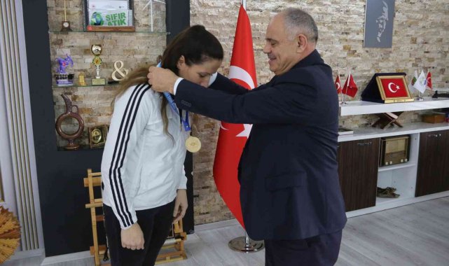 Kick Boks Türkiye Şampiyonu'ndan Başkan Öztürk'e ziyaret