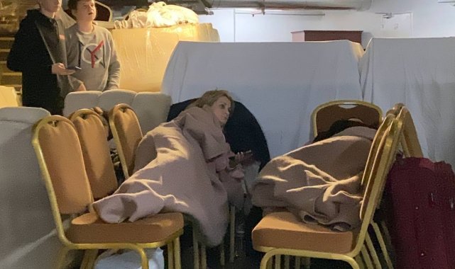 Kiev&#039;de patlama tehlikesi üzerine otel müşterileri sığınaklara indirildi