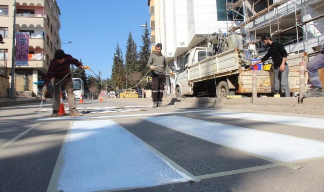Kilis'te yaya geçidi çizgileri boyanıyor