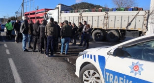 Kira alamıyoruz dediler, kamyonlarla benzinliğin giriş çıkışını kapattılar