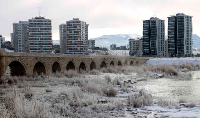 Kırağı tarihi Eğriköprü&#039;de kartpostallık görüntüler oluşturdu