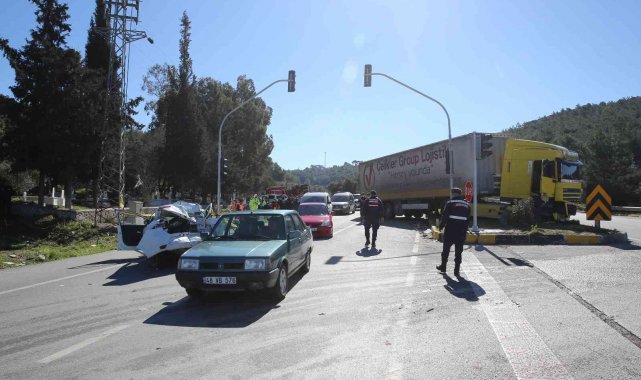 Kırmızı ışıkta duran otomobillere çarptı; 7 kişi yaralandı