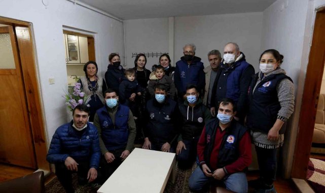Kış günü evsiz kalan aileye sevgi eli uzatıldı