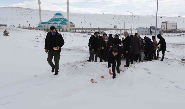 Kış şartlarında yiyecek bulmakta zorlanan sokak hayvanları için doğaya mama bırakıldı