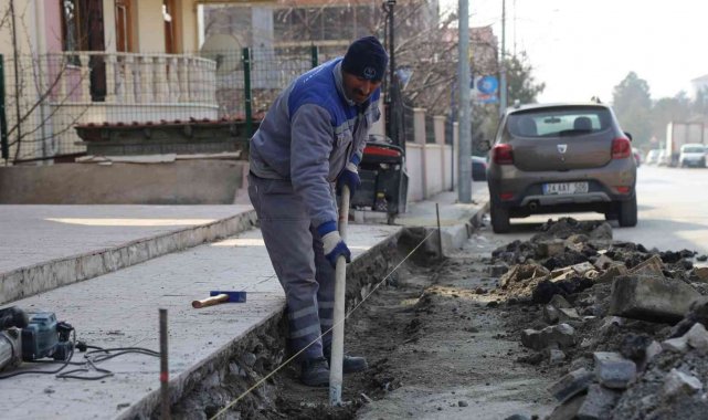 Kış sezonunda tahrip olan kaldırım ve yollarda tadilat çalışmalarını başladı
