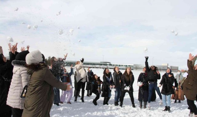 Kız öğrencilerin kartopu savaşı