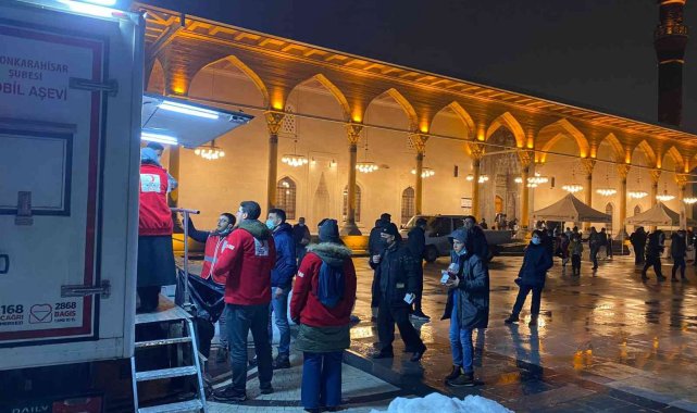 Kızılay, kandil programına gelen cemaate çorba ikramı yaptı
