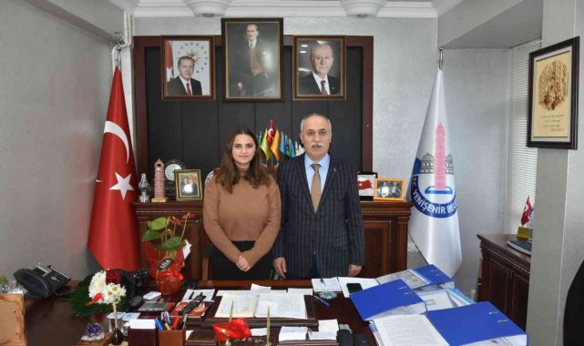 Kızını belediye başkanının koltuğunda gören anne duygulandı