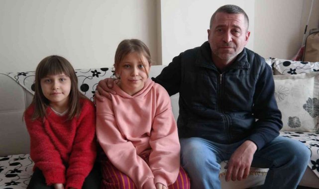 Kızlarına hem anne hem baba oldu