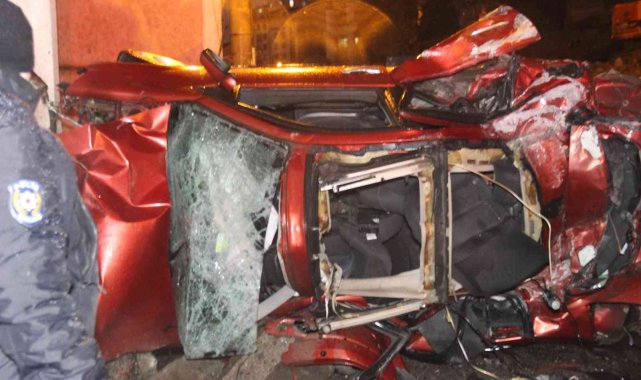 Kocaeli'de feci kaza: Anne-baba öldü, kızları ağır yaralandı