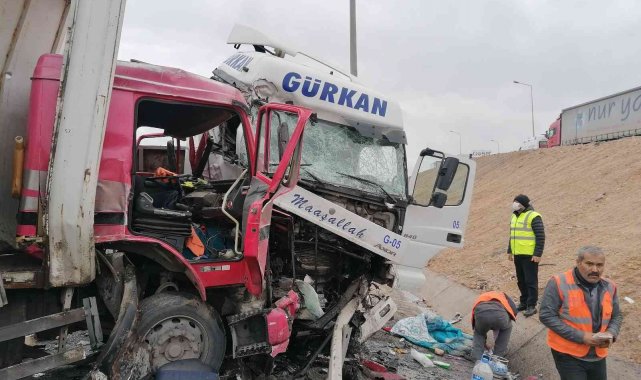 Kocaeli'de tır kamyonla kafa kafaya çarpıştı: 2 yaralı