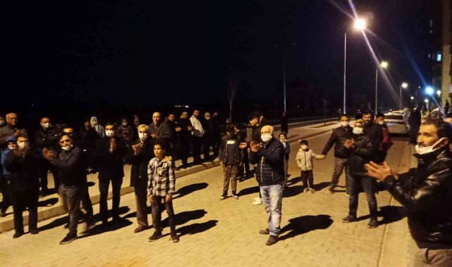 Komşuları yüzünden ellerinde sopalarla ekmek almaya çıkıyorlar