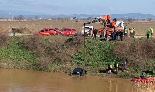 Kontrolden çıkan araç Gediz'e uçtu, sürücü yüzerek kurtuldu