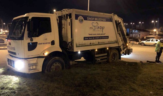 Kontrolden çıkan çöp kamyonu kavşağa çıktı