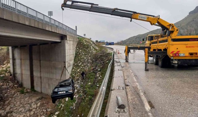 Kontrolden çıkan otomobil dereye uçtu; 1 yaralı