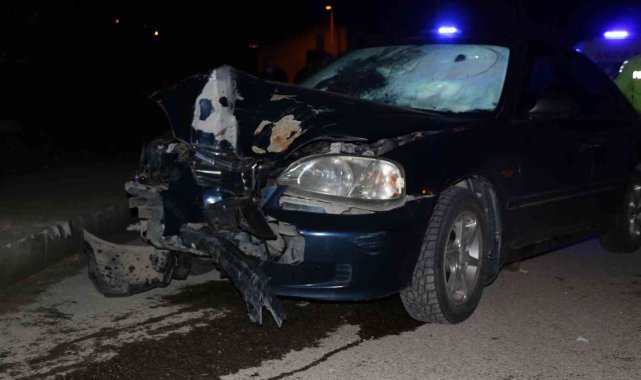 Kontrolden çıkan otomobil elektrik direğine çarptı: 1&#039;i çocuk 3 yaralı