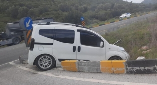 Kontrolden çıkan otomobil refüje çıktı