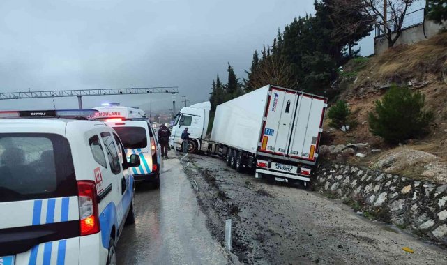 Kontrolden çıkan tır sulama kanalına düştü; 1 ağır yaralı