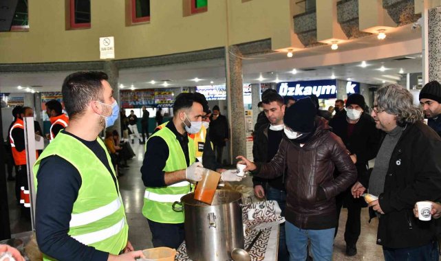 Konya Büyükşehir gece otogarda bekleyen yolculara çorba ikram etti
