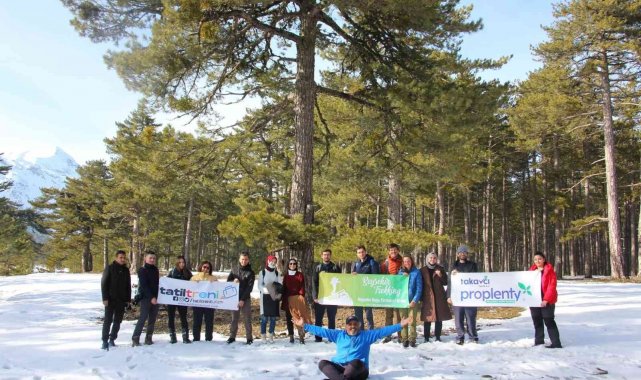 Konya'da doğu tutkunlarından kar yürüyüşü