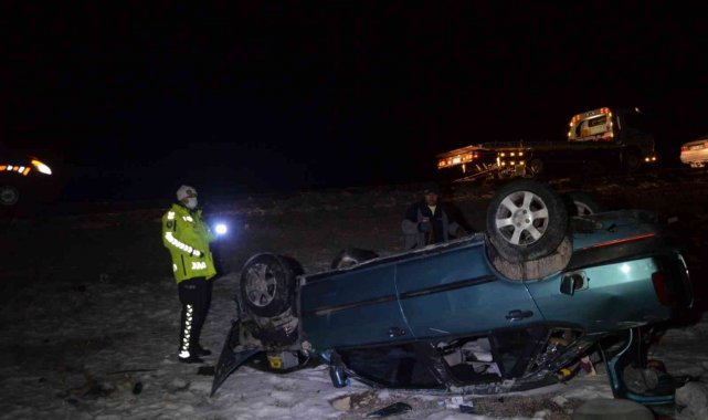 Köpeğe çarpan otomobil takla attı: 1 ölü, 4 yaralı