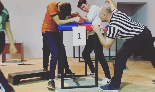 Köprüören Tek Termik Ortaokulu öğrencilerinin bilek güreşi başarısı