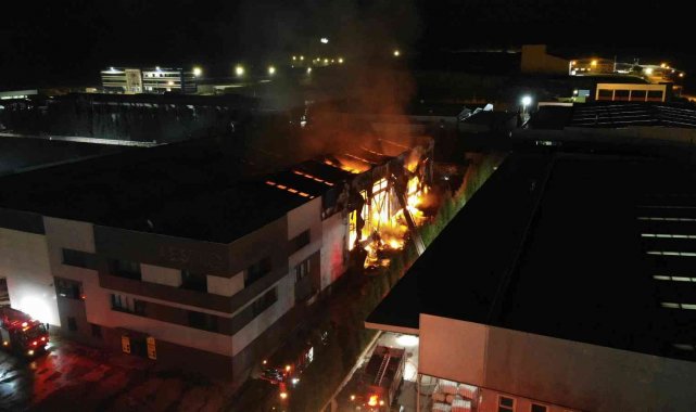 Korkutan fabrika yangını 2 saat sonra kontrol altına alındı