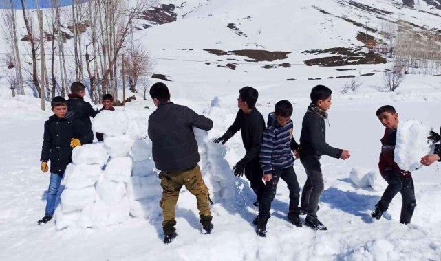 Köy çocuklarının karda futbol keyfi