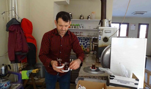 Köy kahvesinde odun ateşinde çay keyfi