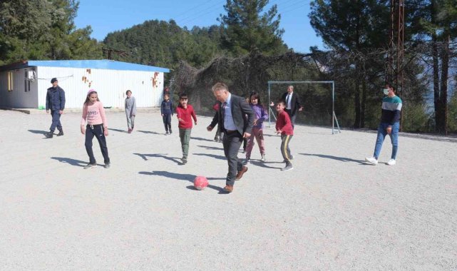 Köy okuluna ziyarete giden Bucak Kaymakamı Erol Tanrıkulu soluğu sahada aldı