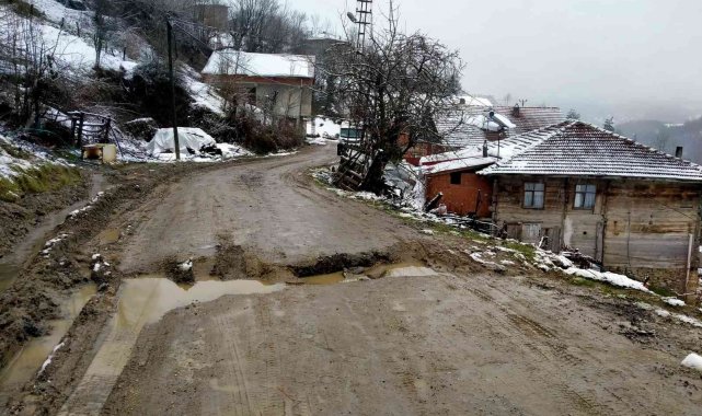 Köy yollarında çökme ve çatlaklıklar oluştu
